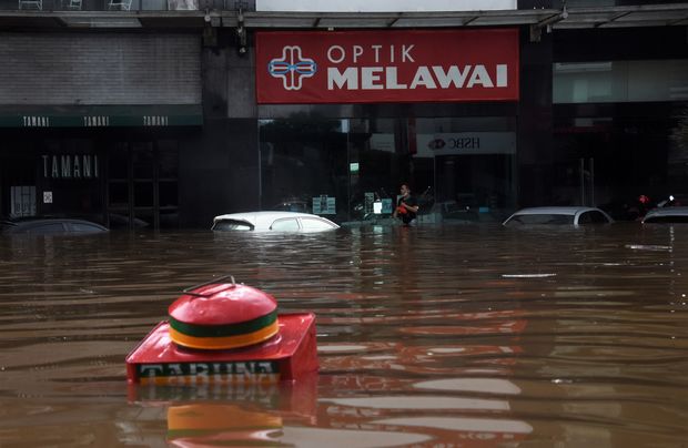 İndoneziyada aramsız yağan yağışlar küçələri avtomobillərdən “təmizlədi” - VİDEO
