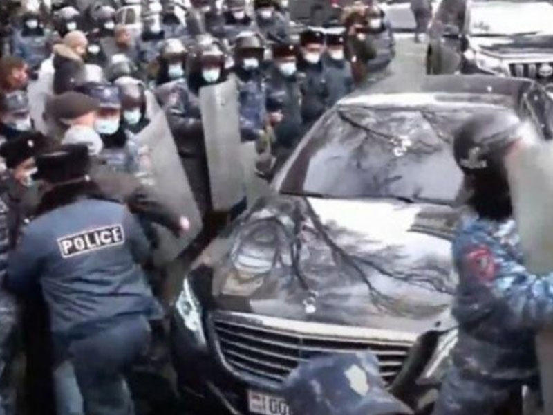 Paşinyanın avtomobilinə silahlı hücum: 20 dəqiqəyə yaxın atışma səsləri eşidilib