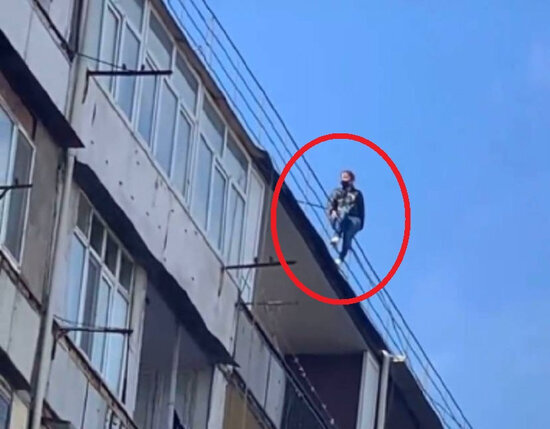 Bakıda gənc qadın özünü binadan atmaq istədi, son anda xilas olundu - ANBAAN VİDEO