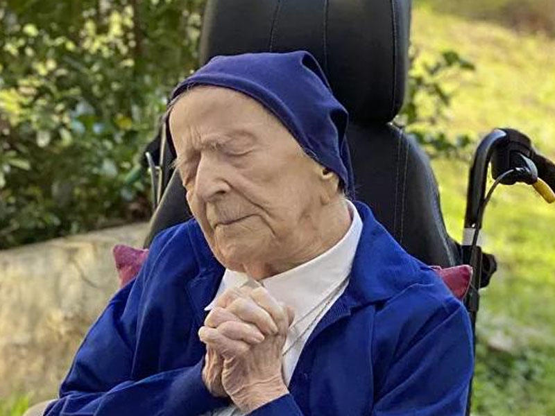 Peyvənd olunan 100 yaşlı qadın: