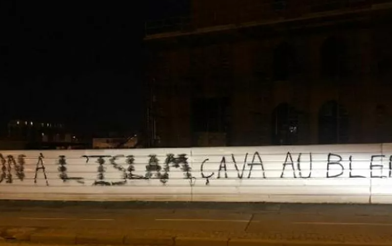 Fransada məscidin divarına bunu yazdılar