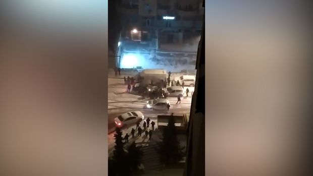 Bakıda yolların donması zəncirvari qəzaya səbəb oldu: Üç avtomobil bir-birinə dəydi – VİDEO