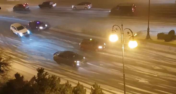 Bakıya yağan qarın ilk fəsadı: Avtomobillər sürüşür - VİDEO