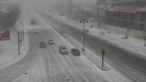 Körpülərin üzərində və tunellərin çıxışlarında yolun hərəkət hissəsi buz bağlayıb - RƏSMİ + FOTO