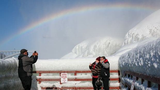 Donmuş şəlalədə buzlu göy qurşağı hər kəsi heyran etdi - FOTO/VİDEO