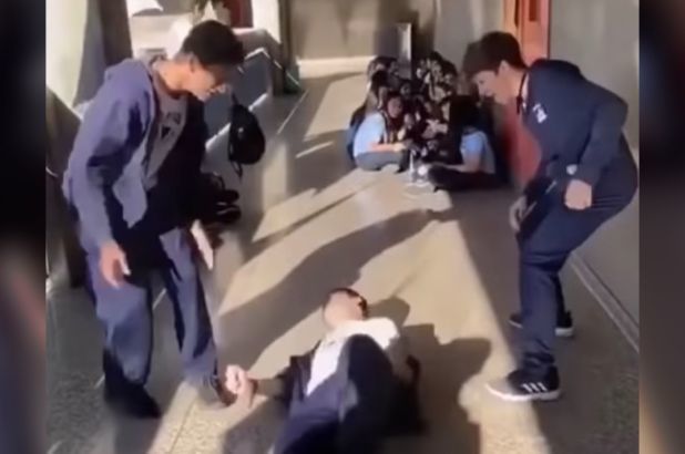 “TikTok”da yayılan oyun iki məktəblini xəstəxanalıq etdi - VİDEO