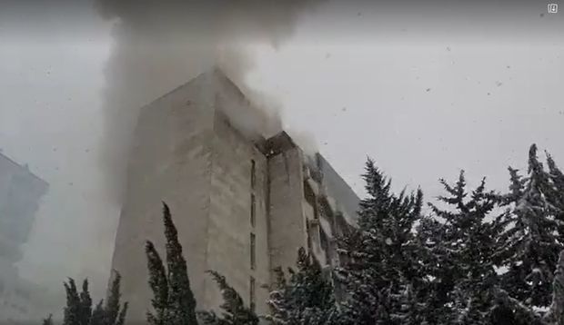 В Баку горит жилой дом - ВИДЕО
