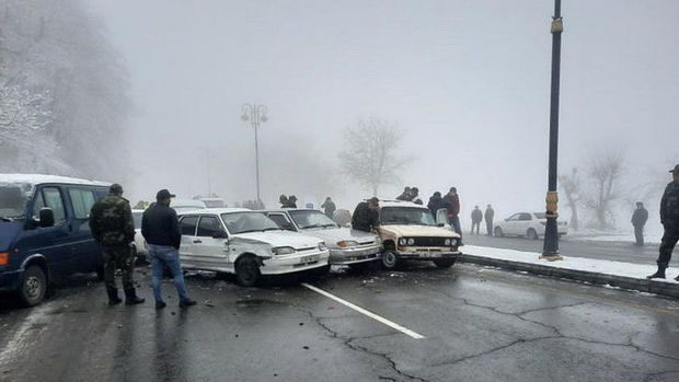 Около 30 автомобилей столкнулись на трассе Баку-Газах