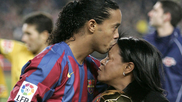 Роналдиньо опубликовал трогательный пост после смерти матери