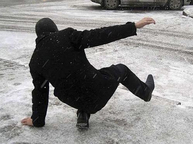 Bakıda buzlu yollarda yıxılan 20 nəfər xəstəxanaya yerləşdirilib - YENİLƏNİB