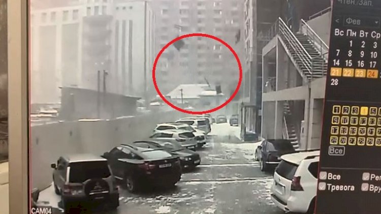 Bakıda onlarla maşının üstünə tikinti materialları töküldü - Video