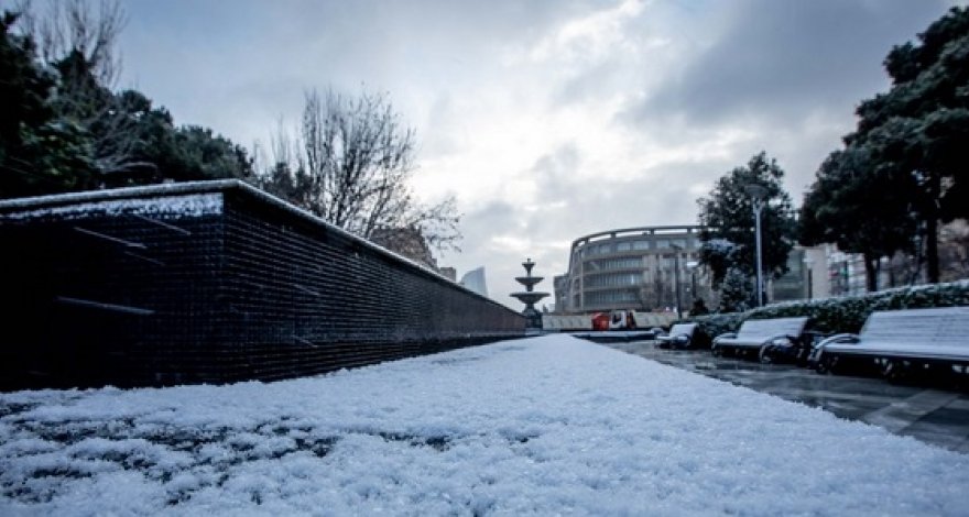 Из-за снежной погоды в некоторых школах Азербайджана отменены занятия