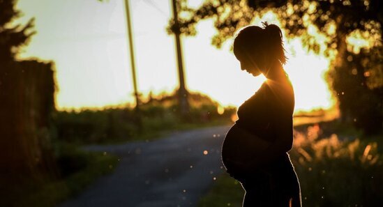 Azərbaycanda kişi qadını hamilə qoyaraq ATDI- VİDEO