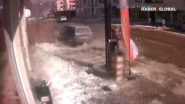 Buz parçası altında qalmaqdan son anda xilas ola bildi - VİDEO