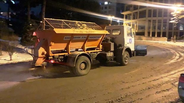 Bakıda qarın təmizlənməsi gecə saatlarında davam edir - FOTO