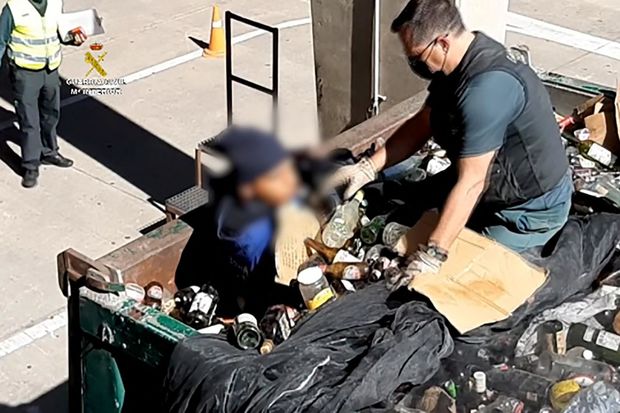 Şüşə ilə dolu konteynerlərdən 41 miqrant çıxdı – VİDEO