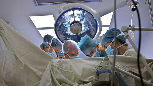 COVID-19 xəstəsinin ağciyərləri köçürülən qadın 61 gün sonra ölüb