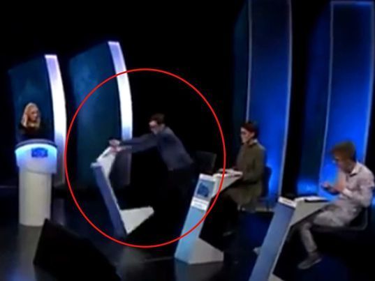 Участник телешоу впал в ярость после проигрыша и начал крушить студию - ВИДЕО