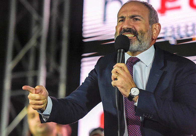 Paşinyan əhalinin qarşısına çıxdı: “Ölkədən qaçmayacağam”