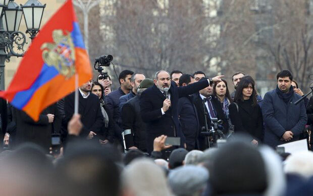 İran Ermənistanda tərəfləri təmkinli olmağa çağırdı