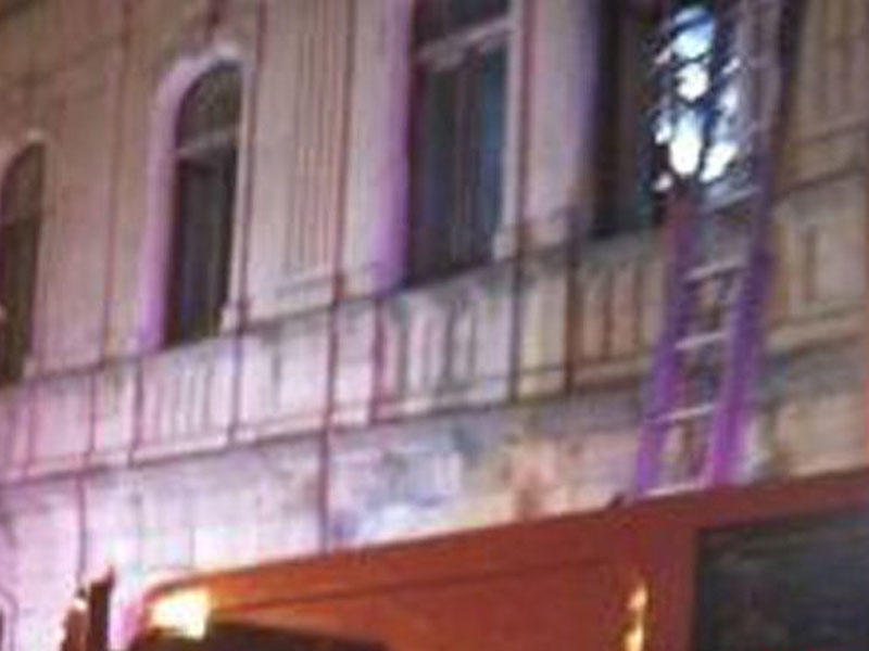 Bakıda qalereyada gözlənilməz olay - Rəsm əsərləri yandı - FOTO