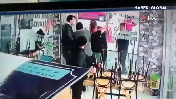 İki kişi park yerinə görə əlbəyaxa davaya çıxdı - VİDEO