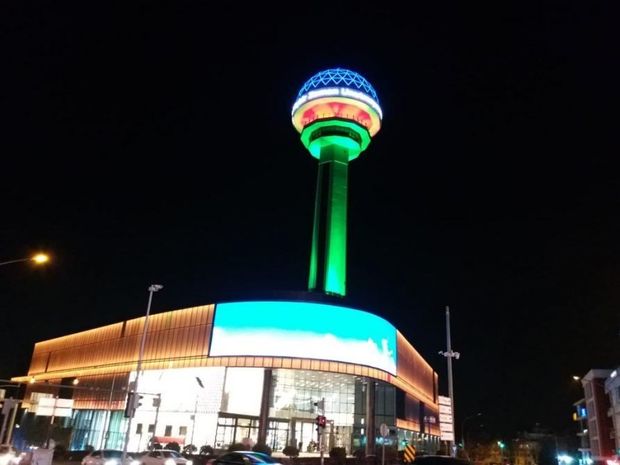 Atakule zirvəsi Xocalı soyqırımı şəhidlərinin xatirəsinə Azərbaycan və Türkiyə bayraqları ilə işıqlandırılıb