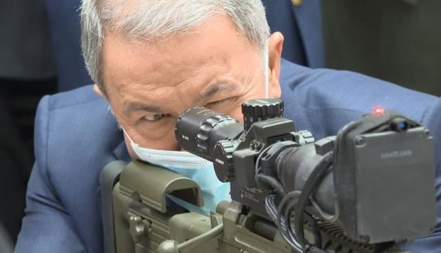 Hulusi Akar 450 metr məsafədəki hədəfi birdəfəyə vurdu - VİDEO