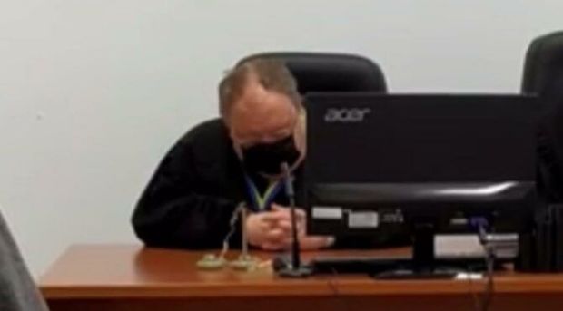 Ukraynada hakim məhkəmə iclası zamanı zalda yatdı - VİDEO