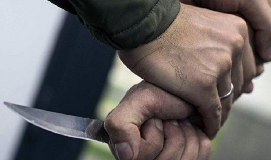 Samuxda yeyib-içən dostları bıçaqladılar