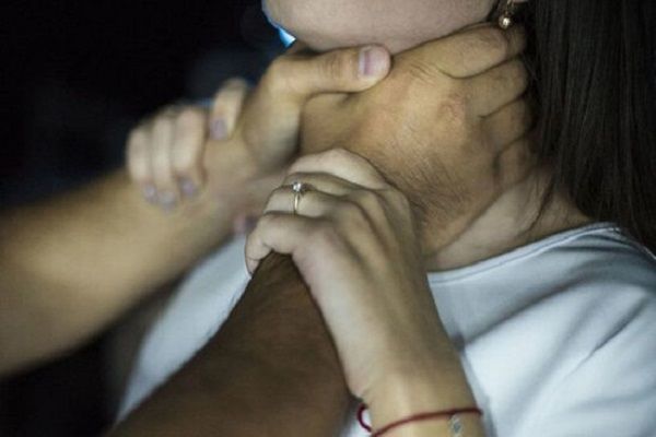 В Азербайджане мужчина задушил жену