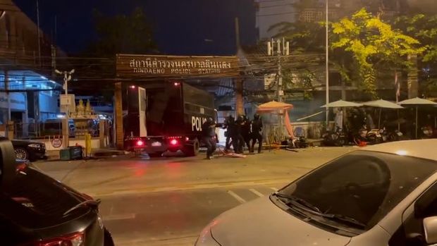 При столкновениях в Таиланде погиб человек, 33 пострадали - ВИДЕО