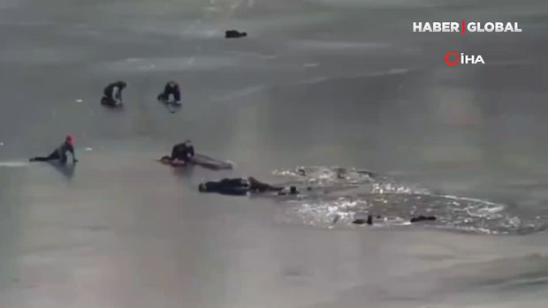 Donmuş çayda gəzintiyə çıxan dörd kişi boğulmaq təhlükəsi ilə üz-üzə qaldı - VİDEO