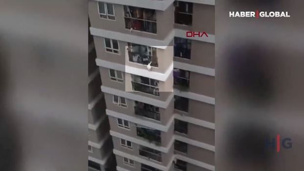 12-ci mərtəbədən yıxılan qızı kuryer xilas etdi – VİDEO