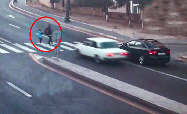 Bakıda AĞIR QƏZA: Ana və uşağı maşın belə vurdu - VİDEO