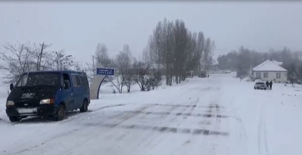 Снегопад в Гедабее парализовал движение транспорта - ВИДЕО