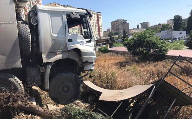 FHN xilasediciləri avtomobil qəzasında zərərçəkmiş şəxsə kömək etdi - VİDEO