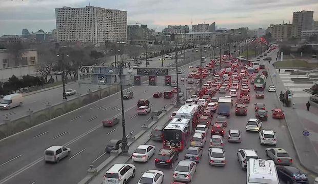 Bakıda bəzi ərazilərdə tıxac yaranıb - SİYAHI + FOTO
