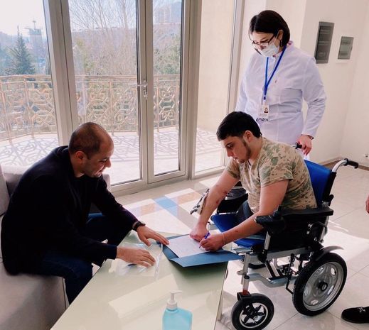 Vətən müharibəsinin qəhrəmanlarından olan Camal Alxasova təqaüd kartı təqdim edilib - FOTO