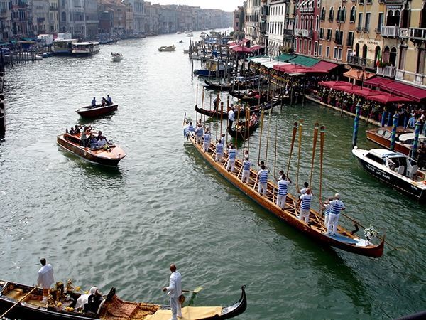 Ay çəkilməsi Avropanın turizm şəhərində vəziyyəti çətinləşdirib - FOTO