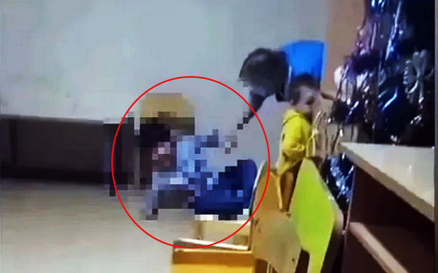 Xəstəxanada uşağı döyən tibb bacısı işdən qovuldu – VİDEO