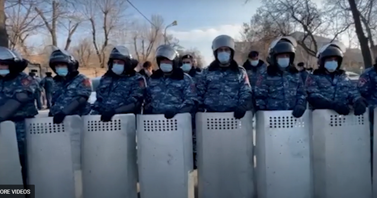 Ermənistan müxalifəti parlamentin qarşısında etiraz aksiyası keçirir