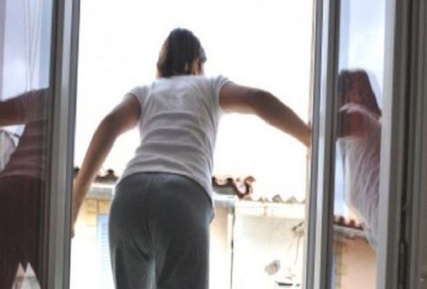 Azərbaycanda yeniyetmə  binadan yıxıldı