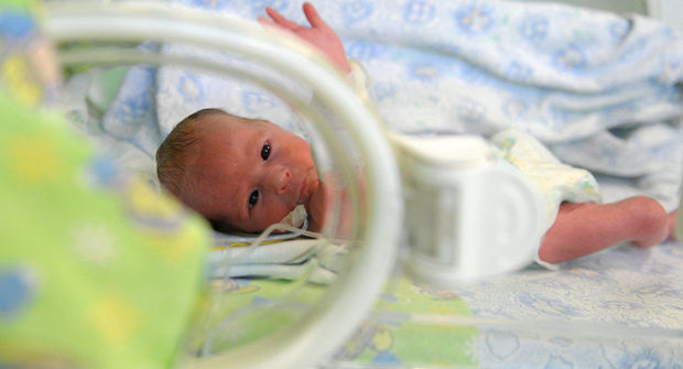 İsveçdə körpə ana bətnində ikən koronavirusa yoluxdu