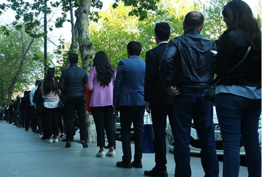 Bakıda ilginc olay - Bu insanların nəyi gözlədiklərini bilən dəhşətə gəlir