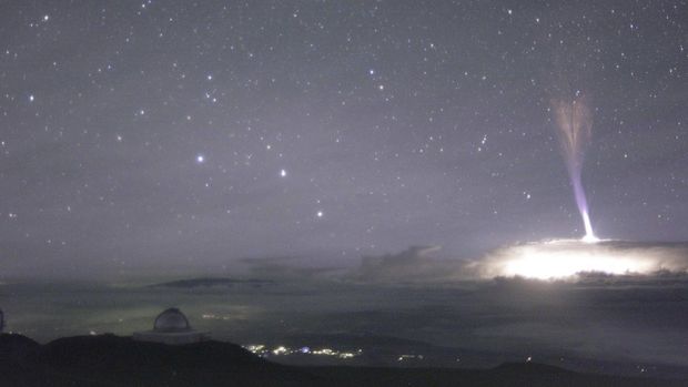 Уникальное фото молнии из синих струй и красных спрайтов получили астрономы США - ВИДЕО