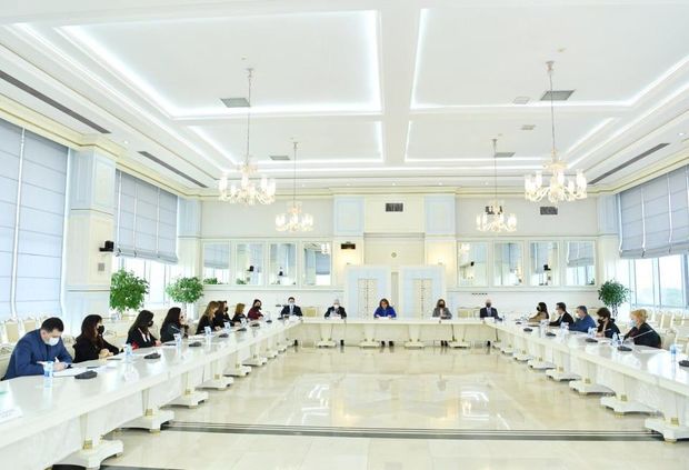 Milli Məclisdə gender müzakirələri – Komitə sədri, nazir müavinləri parlamentə gəldilər