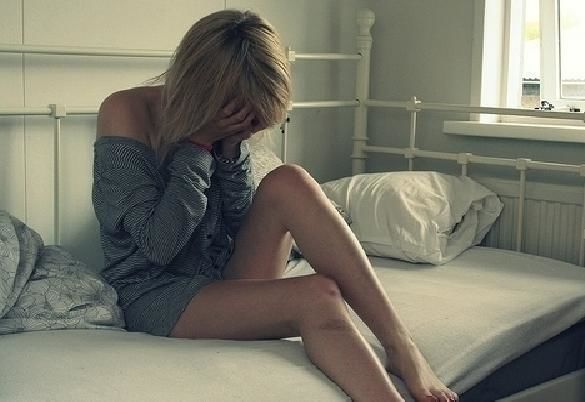 Lənkəranda hadisə: Gənc qız sevgilisini yataqda qanına boyadı – Şok təfərrüat