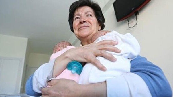 69 yaşlı qadının əkizləri əlindən alındı - FOTO