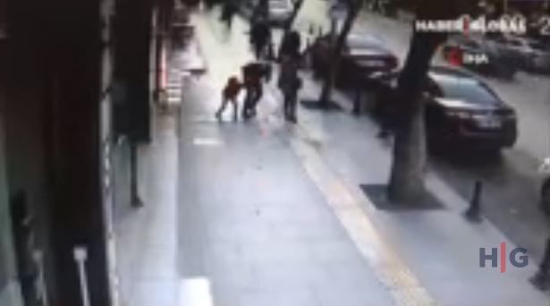 Türkiyədə binadan qopan daş parçaları uşağın başına düşdü - VİDEO